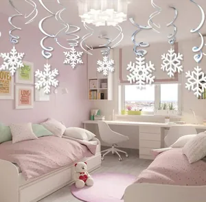 Adornos colgantes de copos de nieve en espiral en un dormitorio de color rosa acogedor