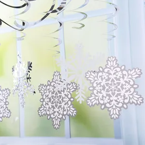 Detaillierte Ansicht der weißen 3D-Hohl-Schneeflocken für Weihnachtsdekorationen