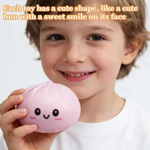 Primo piano di un giocattolo antistress a forma di panino rosa sorridente