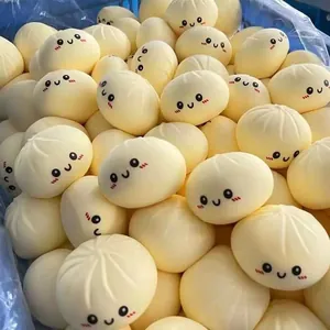 Set di simpatici giocattoli squishy a forma di panino al vapore con faccine sorridenti.