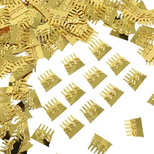Gros plan de confettis en forme de couronne dorée pour les fêtes et la décoration