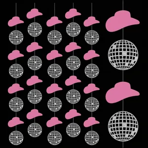 Vue détaillée de la guirlande de fête avec chapeau de cowboy rose et boule disco.