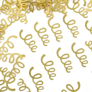 Vue détaillée de confettis en spirale dorés brillants pour décoration de table de fête