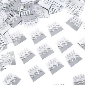 Détail de confettis en PVC argentés en forme de gâteau pour décoration de fête
