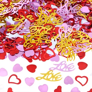 Detail von buntem Herz- und Liebesbrief-Konfetti für die Valentinstag-Dekoration.