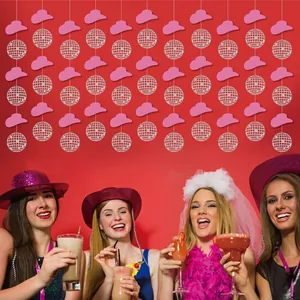 Guirlande de fête western avec chapeaux de cowboy roses et boules disco argentées