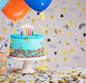 Confettis de fête d'anniversaire colorés en PVC dispersés autour d'un gâteau bleu