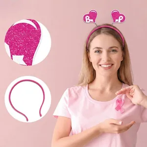 Detail van roze lint hoofdband voor borstkanker awareness met glitter hart decoratie