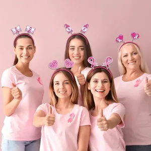 Vijf vrouwen dragen roze lint haarbanden voor bewustwording van borstkanker evenement