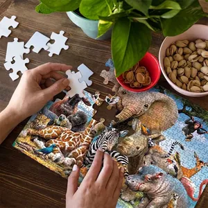 Mains assemblant un puzzle coloré de 500 pièces sur le thème des animaux