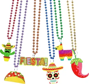 Detailansicht bunter Cinco de Mayo Filzhalsketten mit festlichen Anhängern.