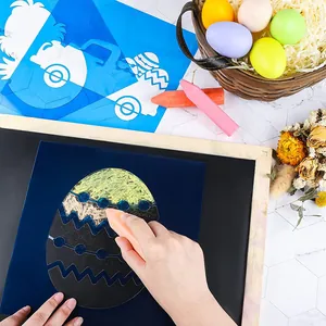 Vue détaillée de l'utilisation d'un pochoir d'œuf de Pâques pour le bricolage festif