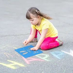 Gros plan d'un enfant utilisant un pochoir lapin bleu avec de la craie pour l'art de Pâques