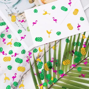 Nahaufnahme von tropischem Hawaii Party Konfetti mit Ananas und Flamingo Formen für Feiern