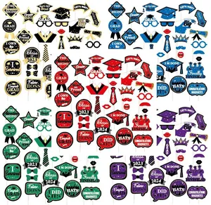 Colección detallada de accesorios para fotos de graduación en varios colores y diseños