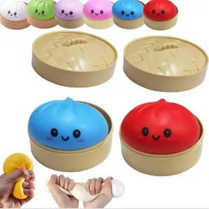 Jouets à presser en forme de brioches colorées montrant la texture et les détails élastiques