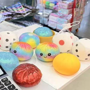 Vue macro de divers jouets anti-stress en forme de brioches colorées et mignonnes.