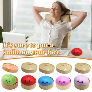 Dettaglio di colorati giocattoli antistress a forma di panino al vapore con smiley.