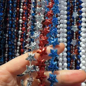 Detalle de collares de cuentas con forma de estrella para la fiesta del Día de la Independencia.