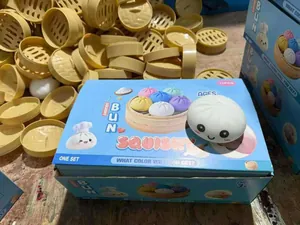 Simpatico squishy a forma di panino al vapore con faccia sorridente per lo stress