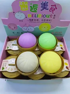 Dettaglio di colorati giocattoli da premere baozi in cestini per alleviare lo stress