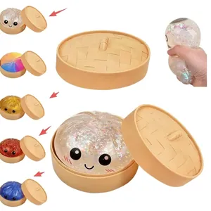 Antistress a forma di panino sorridente con glitter in un cestino per il vapore