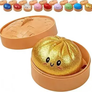 Detail eines goldenen Glitzer-Anti-Stress-Spielzeugs in Form eines Brötchens im Dämpfer