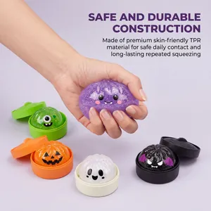 Vista dettagliata che mostra la morbida consistenza TPR di un giocattolo di Halloween viola
