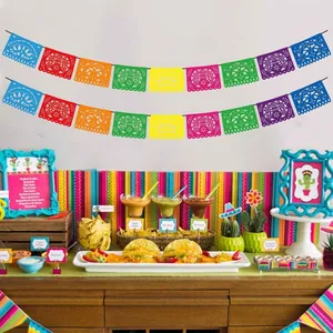 Guirlande mexicaine traditionnelle Papel Picado avec drapeaux colorés pour événements