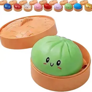 Dettaglio di colorati squishy a forma di baozi con simpatiche emoji in vaporiere di plastica