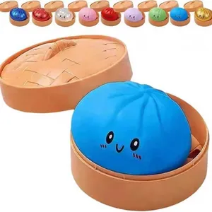 Primo piano di un giocattolo squishy a forma di panino blu in un cestino vapore