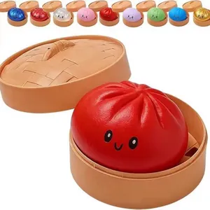 Primo piano di colorati giocattoli squishy a forma di panino con piroscafi in miniatura.