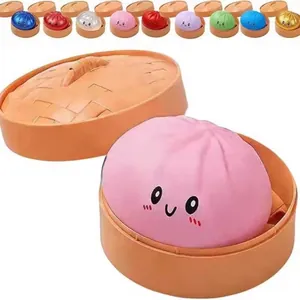 Vista dettagliata di vari squishy antistress a forma di panino al vapore in mini vaporiere arancio