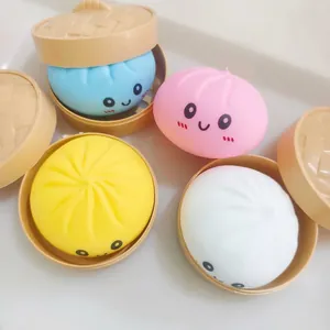Quattro antistress squishy a forma di panino colorato con simpatiche facce emoji