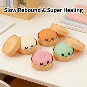 Set di quattro colorati giocattoli squishy a forma di panino emoji in mini vaporiere