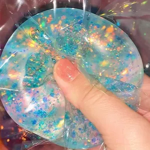 Nahaufnahme der Textur des perlmuttfarbenen Aurora-Malzzucker-Stressballs zur Entspannung