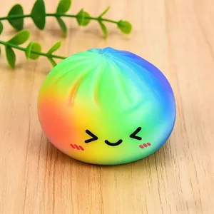 Dettaglio di un giocattolo squishy a forma di panino arcobaleno con viso sorridente carino