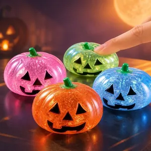 Juguete squishy de calabaza de Halloween con purpurina mostrando detalle de textura