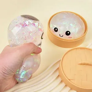 Dettaglio di un giocattolo antistress baozi con glitter e cestello per vapore.