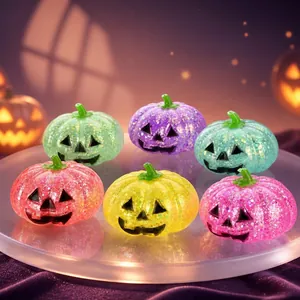 Seis coloridos juguetes antiestrés de calabaza con purpurina para el Halloween