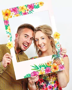 Lächelndes Paar hält einen lebhaften hawaiianischen Blumen-Fotorahmen aus Papier