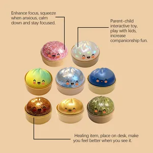 Dettaglio di otto squishy a forma di panino colorato con espressioni carine in ciotole beige