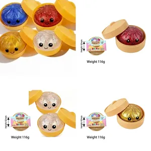 Dettaglio ravvicinato di un panino al vapore squishy colorato con paillettes e vaporiera