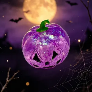 Juguete antiestrés de calabaza de Halloween morada en una escena nocturna espeluznante
