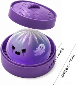 Dettaglio di un giocattolo antistress baozi viola con stampe di fantasmi e vaporiera