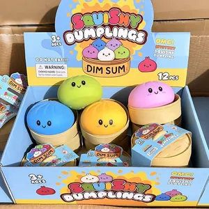 Détails de divers dumplings squishy colorés dans un présentoir en carton de détail