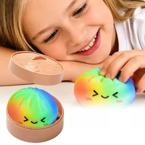 Gros plan du jouet anti-stress baozi arc-en-ciel avec son panier vapeur en plastique