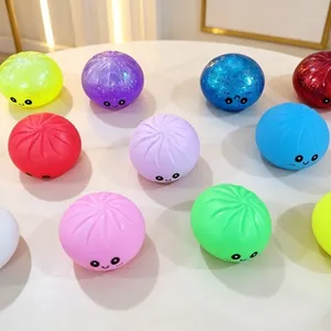 Assortimento di giocattoli antistress colorati a forma di baozi con faccine carine