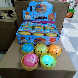 Lot de jouets sensoriels bun squishy colorés dans une boîte mystère