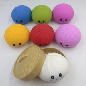 Dettaglio di giocattoli squishy a forma di ravioli colorati con faccine buffe e cestino